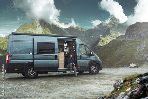 Camping mit Van in den Bergen 