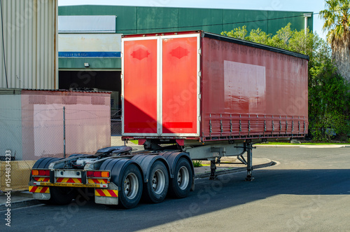 Foto A semi-trailer container parked on an industrial lot in Australia, detached from its prime mover