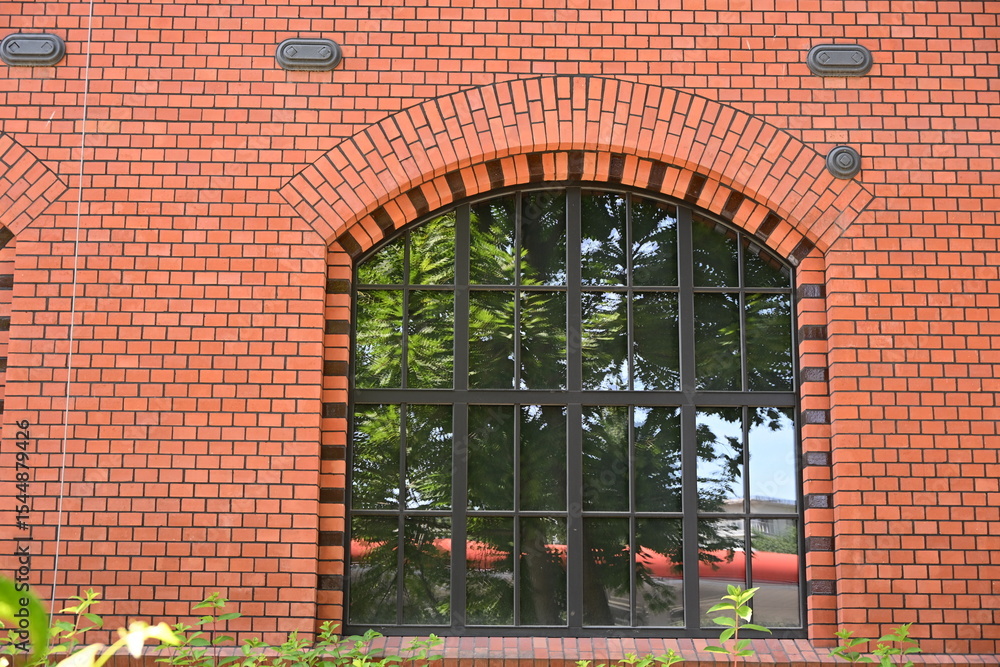 Fototapeta premium stare odrestaurowane okiennice odbicie drzewa refleks czerwona cegła