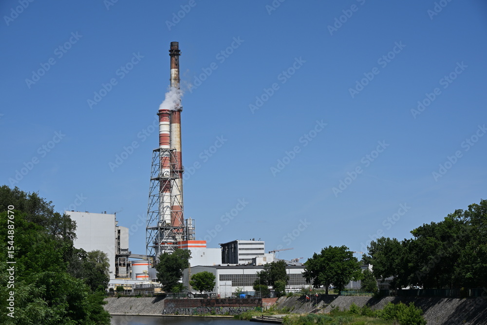 Obraz premium elektrociepłownia Wrocław Polska miasto kominy czerwono białe dym