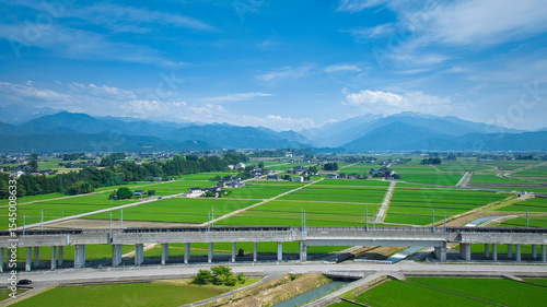 日本の富山県東部に位置する入善町の北陸新幹線下山高架橋付近の風景