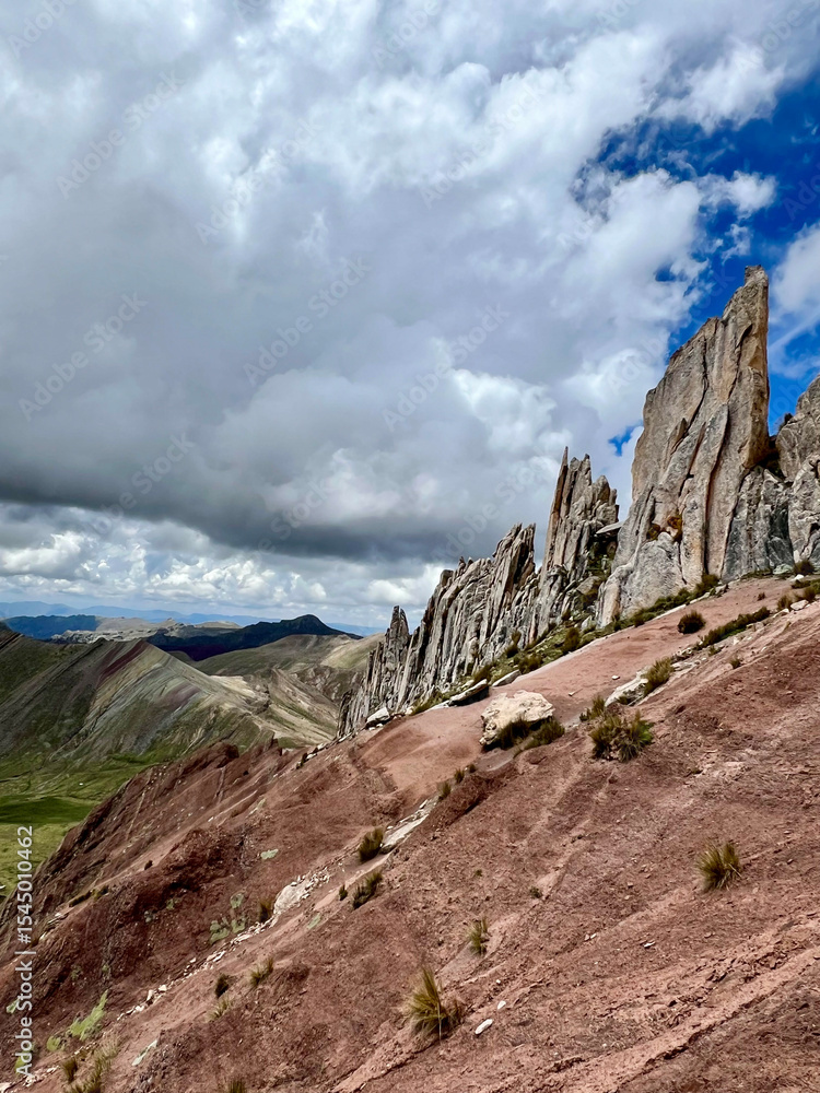 Obraz premium Side view of stone forest showing the sharp edges