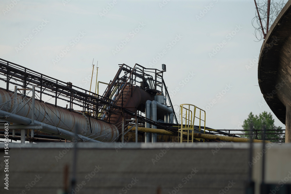 Naklejka premium This is a large industrial factory that features numerous pipes and multiple staircases for various operational purposes within the facility