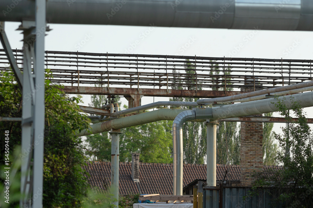 Fototapeta premium There is a sizable bridge that features an extensive network of numerous pipes running across its structure, showcasing impressive engineering
