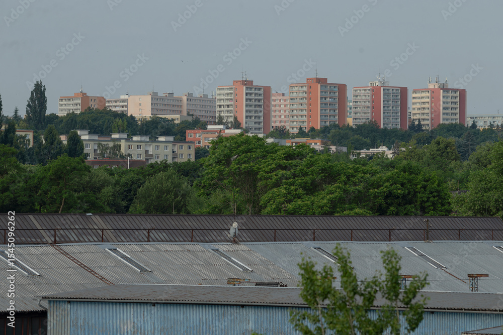 Obraz premium A breathtaking view of a bustling city from the rooftop of a tall building, showcasing the vibrant urban life and architecture below