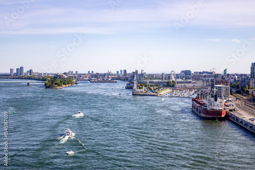 Fotografie A view of Montreal with the skyline in the distance, the St