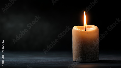 Vela encendida sobre fondo negro