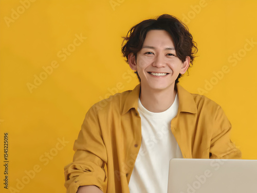 スタートアップ・SNS・教育コンテンツに最適な、カジュアルな服装の若い男性の笑顔写真