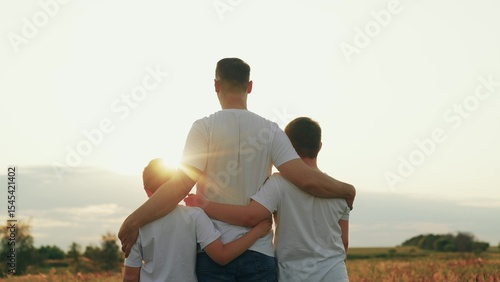 Konstfotografi Son hugs father with arms on outdoors