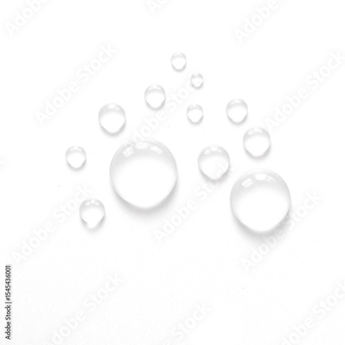 Gotas de agua aisladas sobre fondo transparente. PNG. 