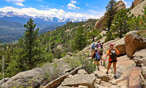 Foto Hikers descending the Gem Lake Trail in Rocky Mountain National Park, Colorado