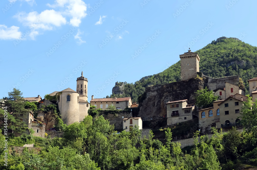 Fototapeta premium Panorama sur un village de la région Occitanie