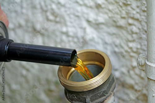 Allow the heating oil additive to flow into the tank via the filler neck