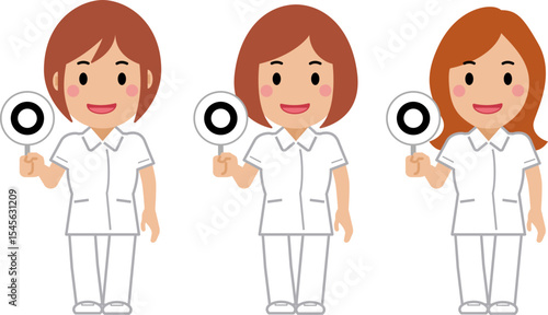 正解の札を上げる白い制服の女性看護士