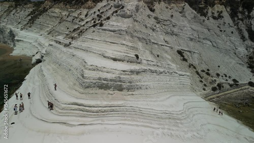 Scala Dei Turchi - Sycylia - Włochy - wapienne białe skały jedna z największych atrakcji na wyspie nagrana dronem w wysokiej jakości