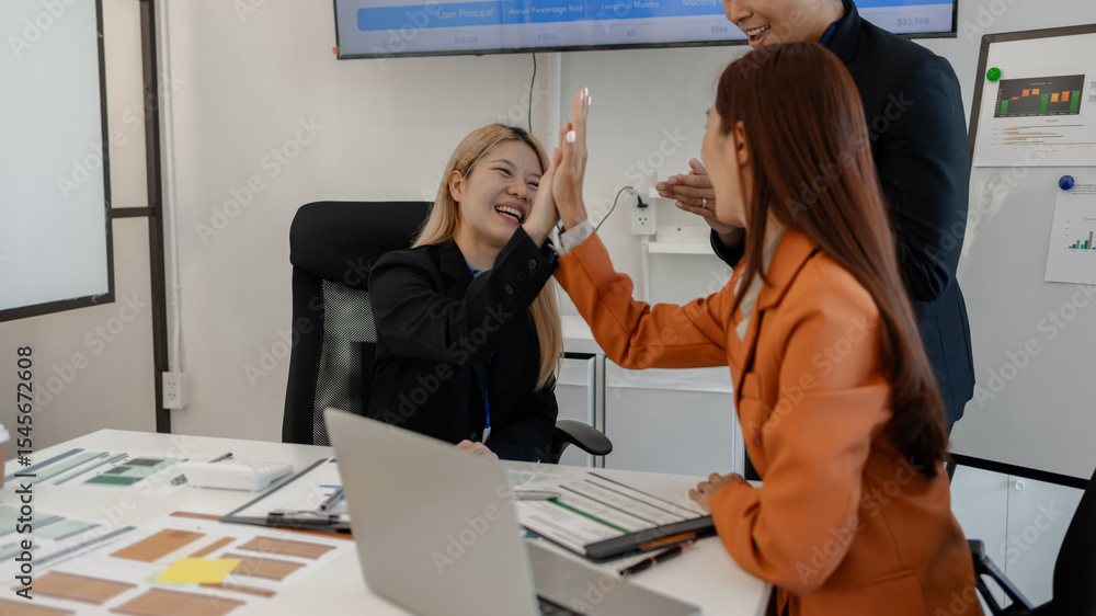 Obraz premium the group of business people showed their joy by clapping and giving high fives because of their success in business, joyful, cheerful, brainstorming in the meeting room, businessman
