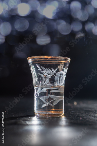 Photos Small glass filled with anise-flavored drink, capturing the essence of traditional taste, herbal aroma, and cultural rituals in a minimal and elegant presentation