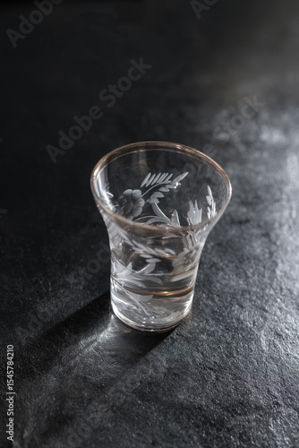 Fotografía Small glass filled with anise-flavored drink, capturing the essence of traditional taste, herbal aroma, and cultural rituals in a minimal and elegant presentation