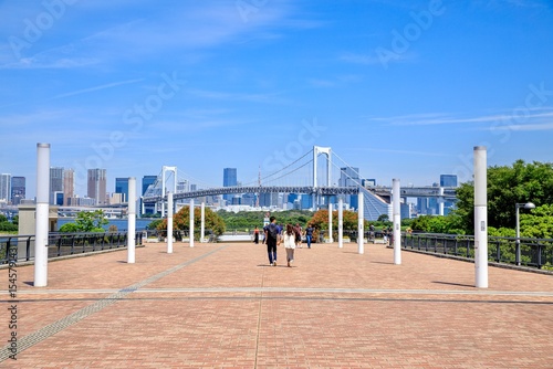 東京都、お台場海浜公園のプロムナードから見えるレインボーブリッジと東京のビル群