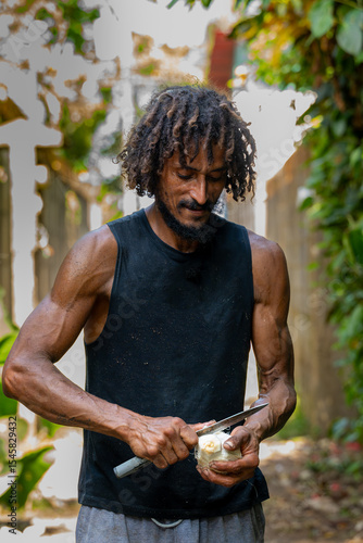 Quadro em tela Costa Rican native man peeling a coconut in Totguero, Costa Rica