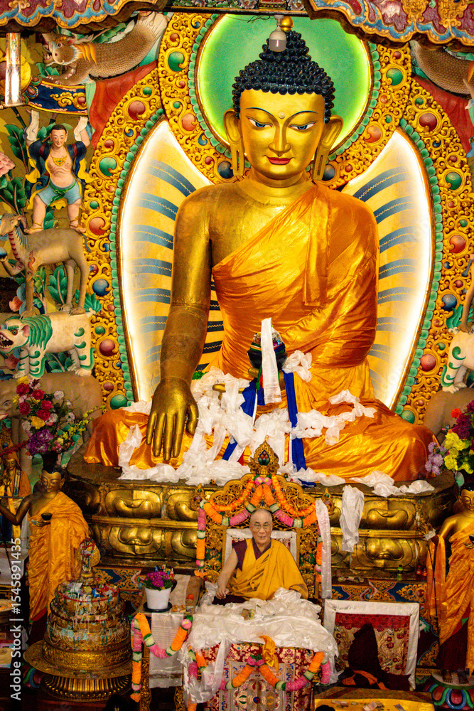 Fototapeta premium golden buddha statue