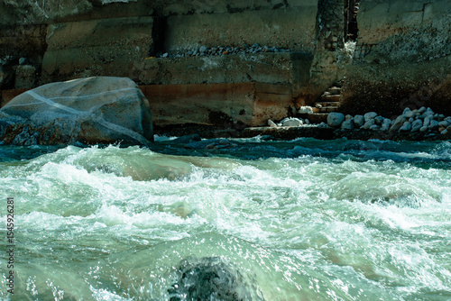 Wallpaper Mural water flowing into the water Torontodigital.ca