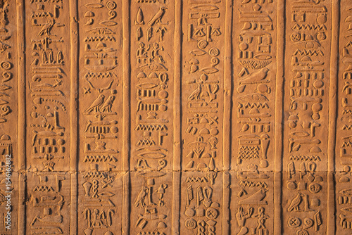 Papier peint Ancient egyptian hieroglyphs carved on the walls of Kom Ombo temple in Aswan, Eg