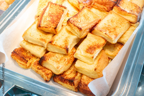 おいしそうなパンの写真。ビュッフェのイメージ。