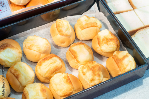 おいしそうなパンの写真。ビュッフェのイメージ。