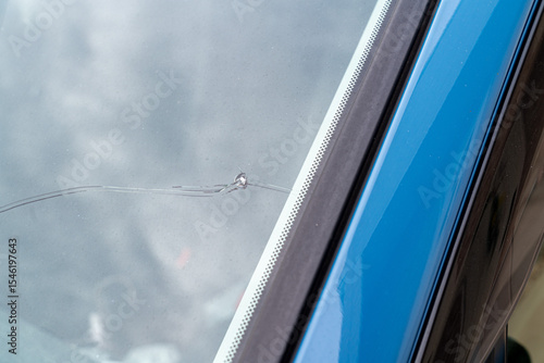 飛び石でヒビが入った車のフロントガラスの写真