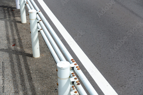 日本で撮影したガードレールの写真。交通イメージ。