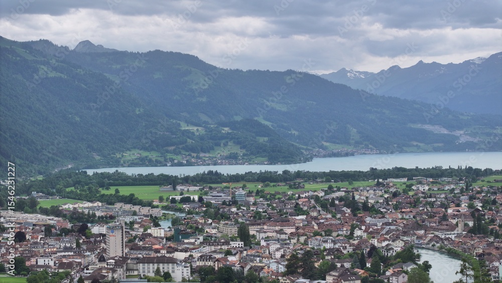 Naklejka premium Швейцария, Швейцарские Альпы, Интерлакен, озеро Тун, озеро Бриенц, альпийский пейзаж, швейцарские горы, панорамный вид, живописный вид, туристическое направление, красота природы, горные вершины, чист