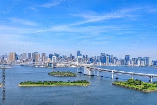 東京都、レインボーブリッジと東京の高層ビル群の俯瞰