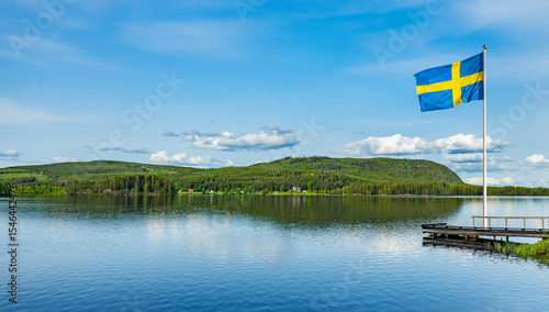Spiegelklarer See in Schweden im Sommer