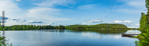 Spiegelklarer See in Schweden im Sommer