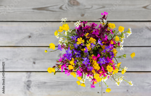 Bunter Wildblumenstrauss im sommer