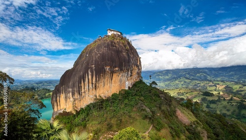 le rocher del pinol de guatape en colombie dans la region d antioquia