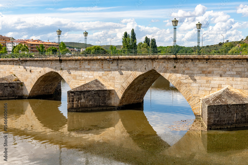 Fototapeta premium Medieval bridge over Tua river