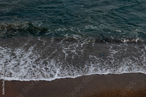 vague sur le bord d'une plage