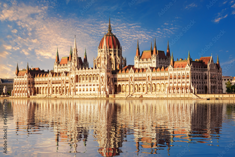 Fototapeta premium Parliament of Hungary building reflecting in Danube River at sunrise in Budapest