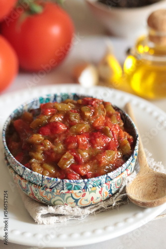 slata méchouia: salade de poivrons grillés, tomate et ail