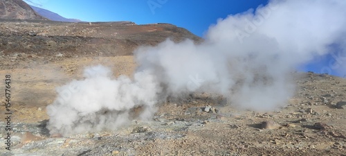 Fumaroles of the Tangoriro Volcanic Plateau.White smoke breaks through cracks to the surface of the Earth.White smoke consists of water vapor, carbon dioxide, hydrogen sulfide and other compounds