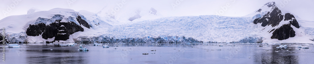 Obraz premium Beautiful paradise harbor in Antarctica under overcast sky