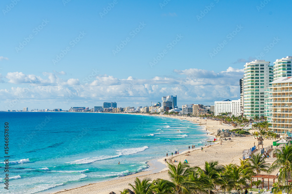 Panoramic view of Cancun’s Hotel Zone with golden sand, turquoise ocean, palm trees, and luxury resorts under a bright blue sky High-quality photo Panoramic view of Cancun’s Hotel Zone with golden sand, turquoise ocean, palm trees, and luxury resorts under a bright blue sky High-quality photo