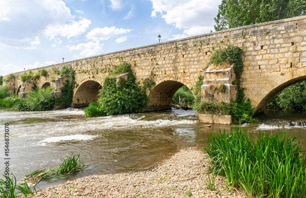 Fototapeta premium 14th-century Romanesque-style bridge in the town of Villamuriel de Cerrato, Palencia (Spain).