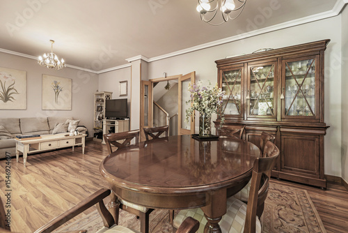 Картината върху платно The shape and size of the dining table depend largely on the available space and