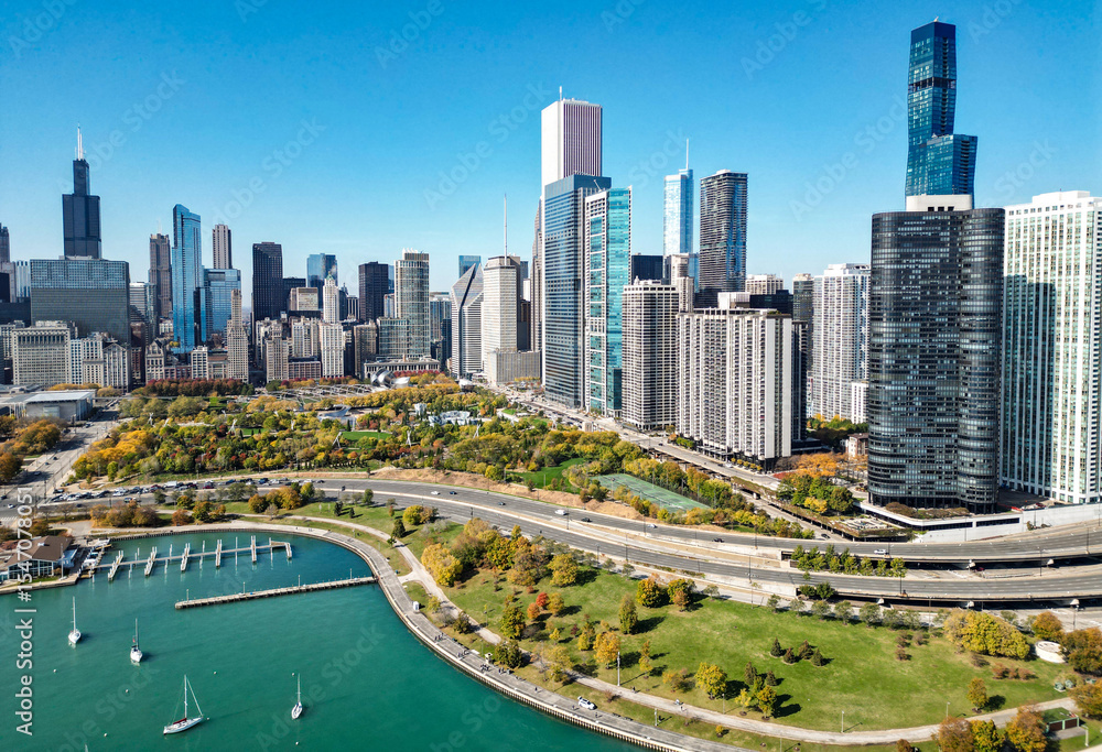 Fototapeta premium Skyscraper landscape. Chicago cityscape marina. Chicago downtown city and marina skyline. Autumn city landscape. Cityscape with fall city park. Chicago cityscape skyline architecture. Marina city