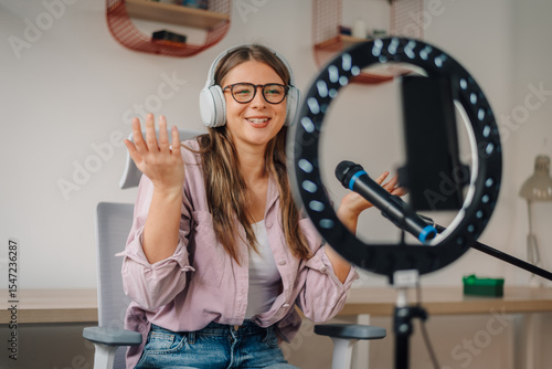 Bilde på lerret Influencer creating engaging content with ring light and microphone