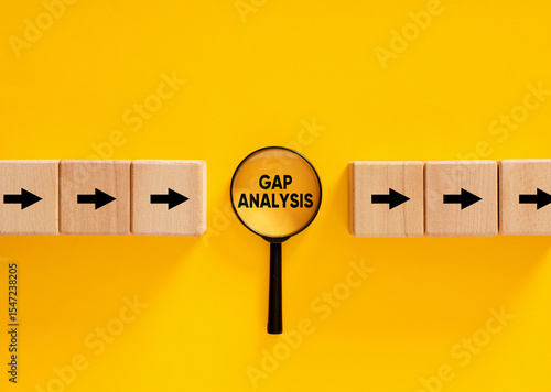 Canvastavla Magnifying glass focusing on gap analysis between two sets of wooden blocks with