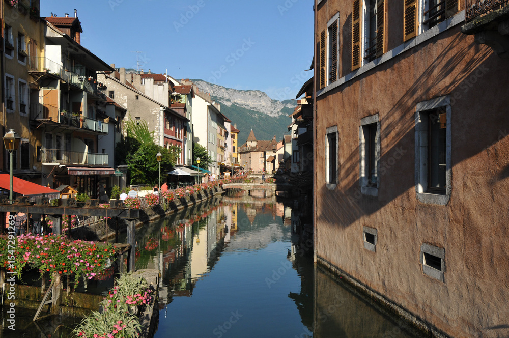 Obraz premium Annecy, Auvergne-Rhône-Alpes, Haute-Savoie, France, Europe - Historic houses along Thiou Canal, historic part of beautiful city called Venice of Alps, late afternoon